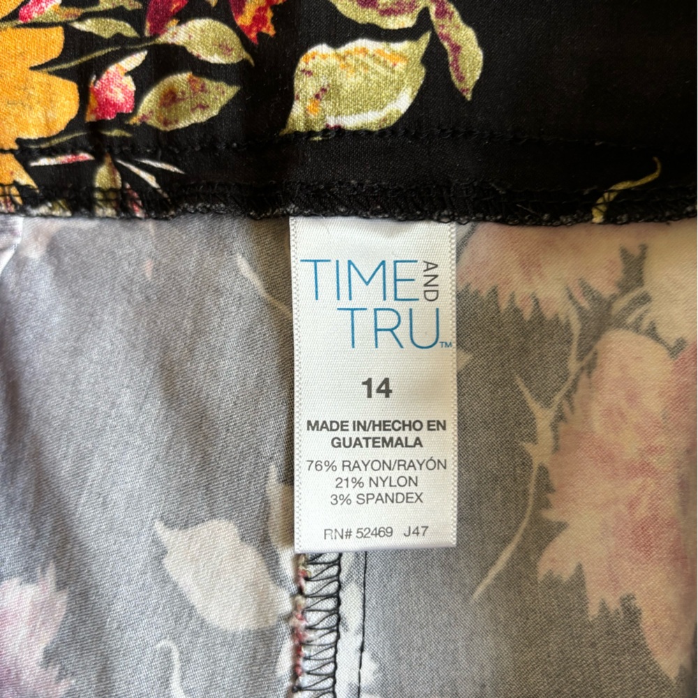 2/$20 TIME AND TRU side zip floral skinny pants. - Picture 3 of 5
